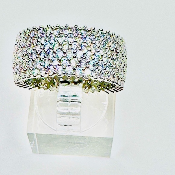 Stunning Crystal Band Ring Gorgeous - Picture 1 of 3